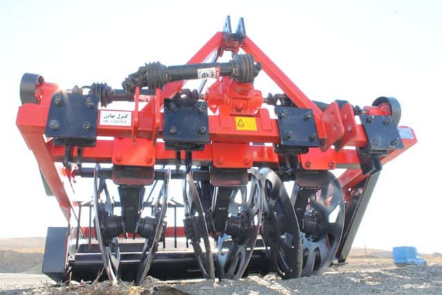 Three-row disc beet harvester