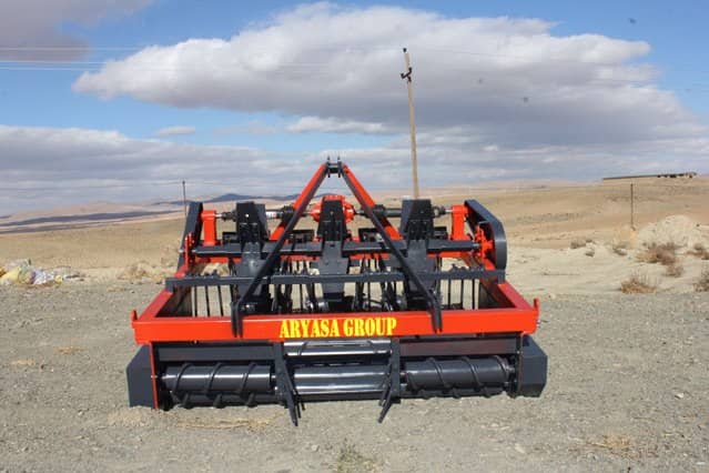 Three-row disc beet harvester