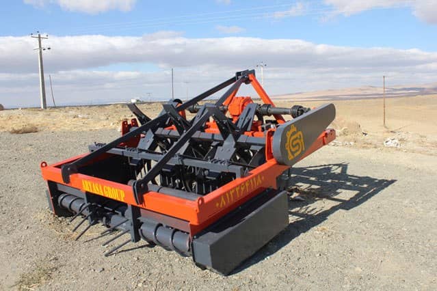 Three-row disc beet harvester