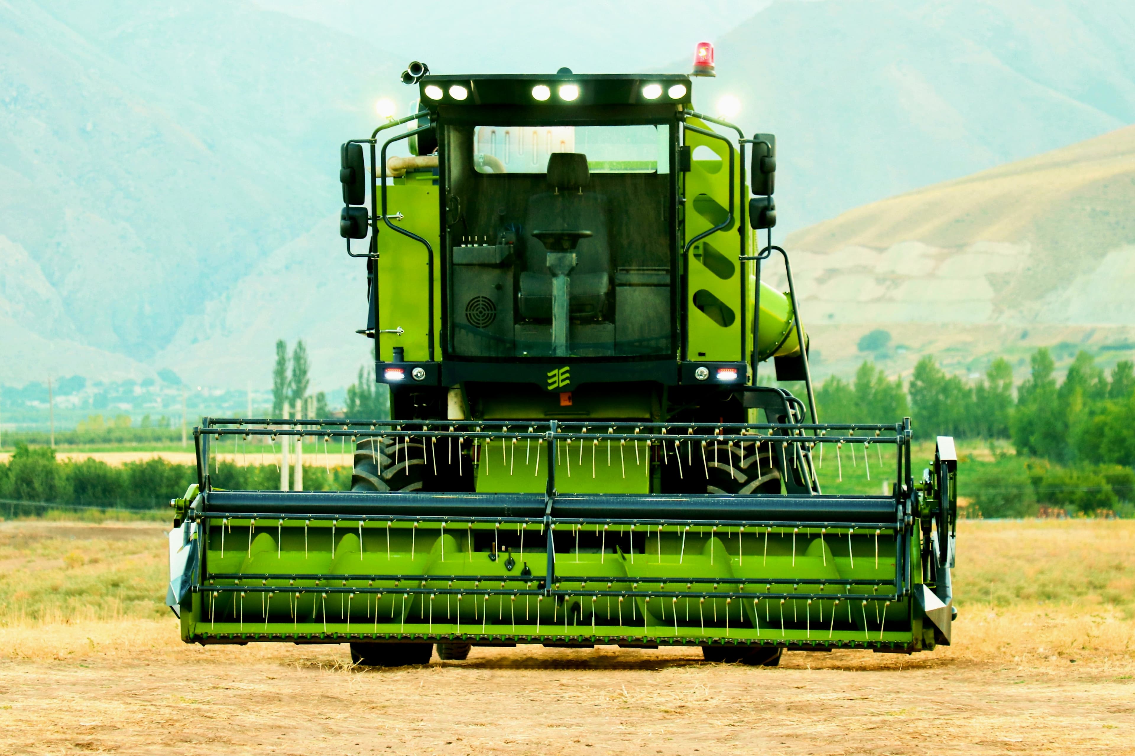 Smart Combine Harvester – High-Efficiency Grain Harvesting Machine (Iran Model)