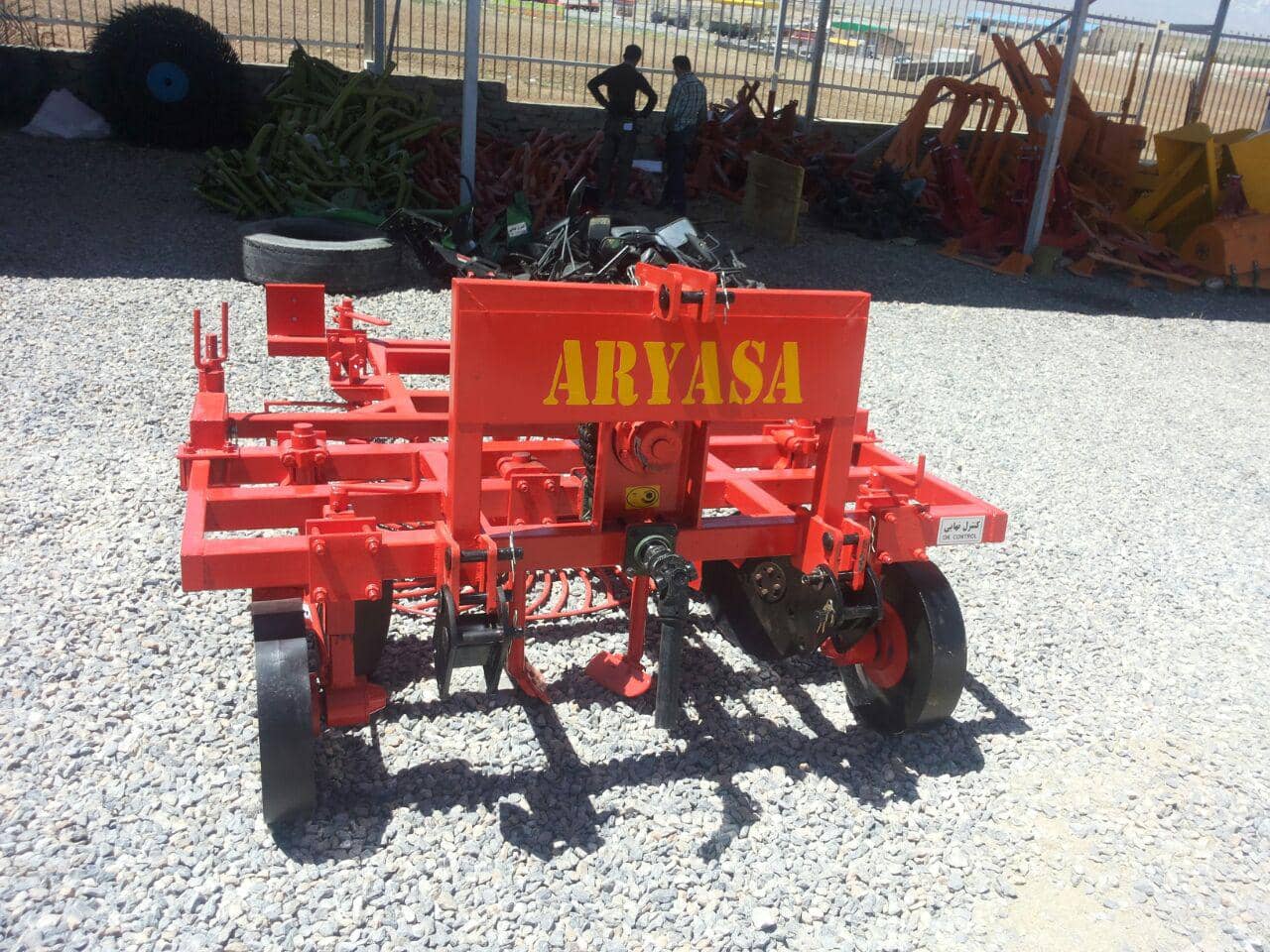 Three-row disc beet harvester