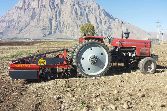 Three-row disc beet harvester