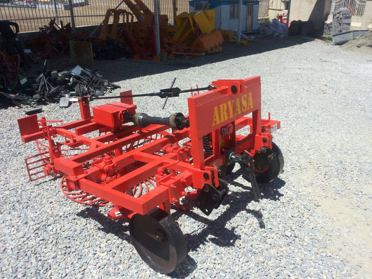 Three-row disc beet harvester