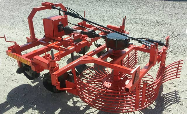 Three-row disc beet harvester