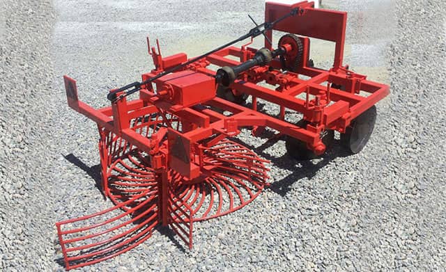 Three-row disc beet harvester